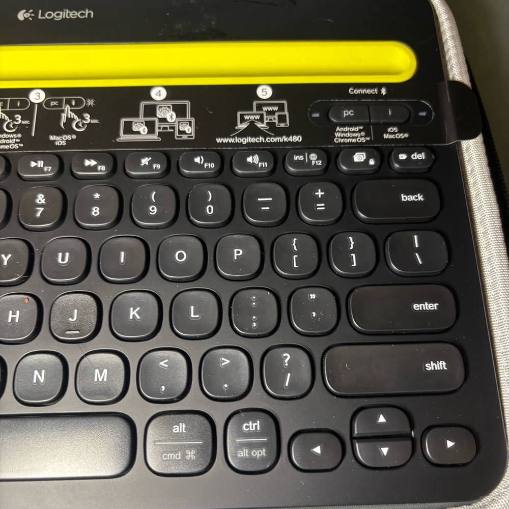 Logitech K480 Black Keyboard with Tablet Holder & Case - Picture 4 of 8